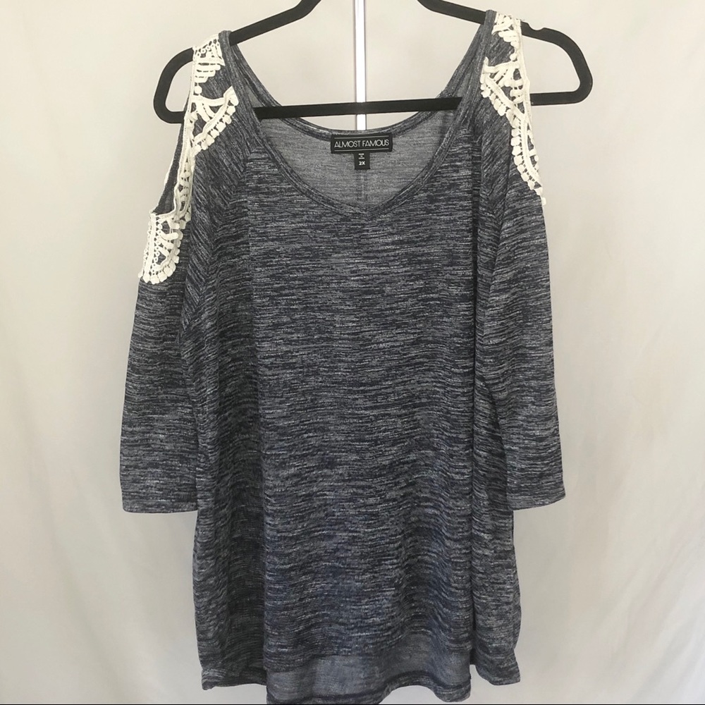 ✨Navy cold shoulder blouse